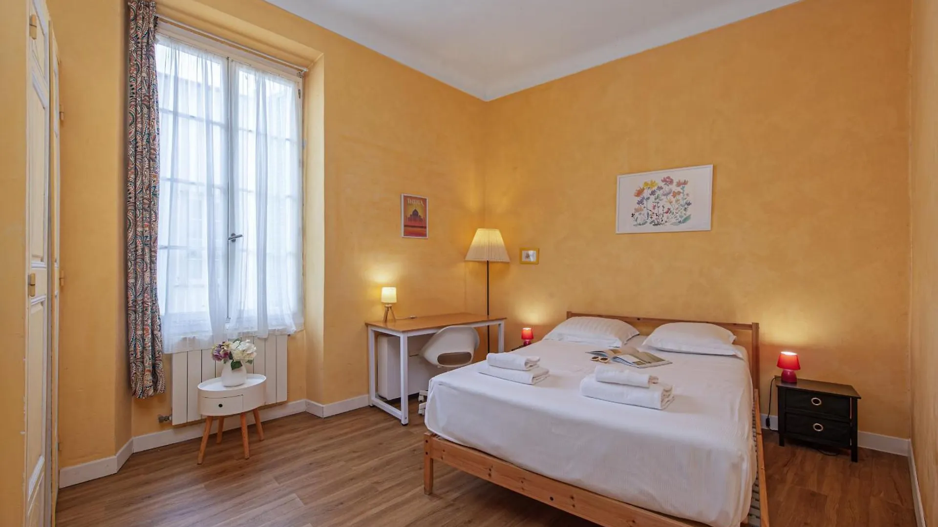 Grand Appartement Dans La Vieille Ville 芒通 公寓